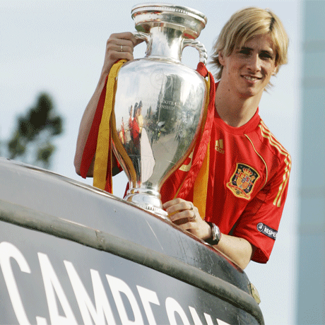 Fernando Torres, Goldtorschütze im EM-Finale, mit dem Pokal